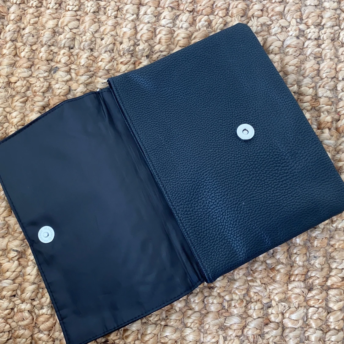 Praktisk svart axelremsväska från H&M - 90