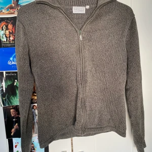 Vintage Kofta - Denna är såå fin men har flera andra som är liknande så säljer nu av den. Om du har några frågor eller vill se flera bilder är det bara att säga till 😊 #vintage