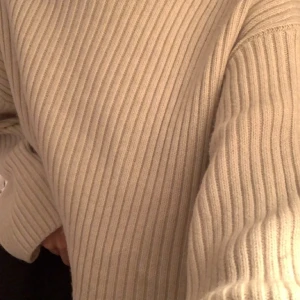 Stickad tröja - Superfin stickad tröja i storlek M! Helt ny, med lappen kvar ❤️ Från H&M’s recykled collection och är i 66% återvunnet material❤️ Superfin men var för stor på mig! 110kr +66kr frakt, men pris kan diskuteras! 250kr originalpris 