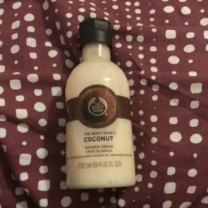 the body shop shower cream ( coconut) - shower cream från the body shop lukten sv kokosnöt 250 ml oandvänd köpt för 70kr