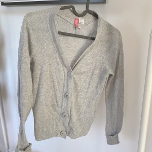 Grå kofta  - Supersöt grå kofta som inte kommer till användning längre 🤍🤗