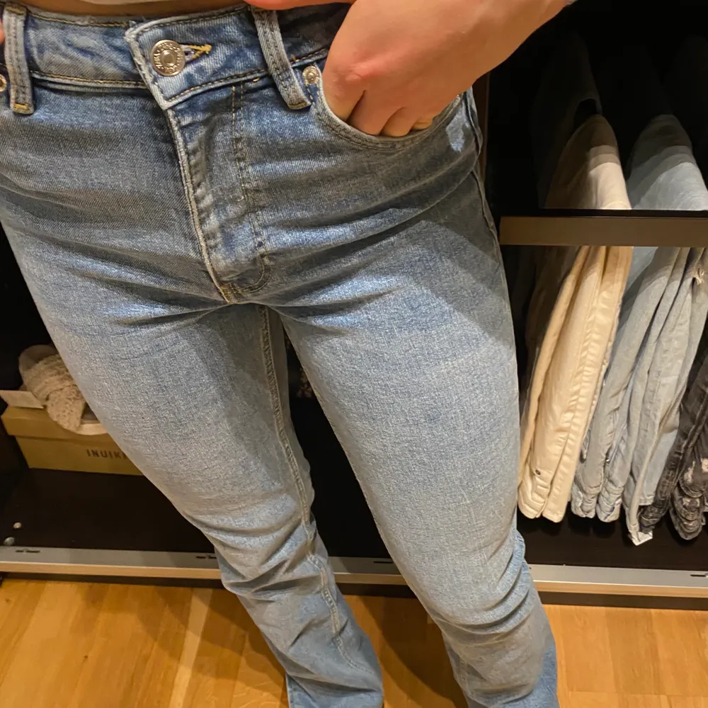 Snygga jeans ifrån Zara med slits nertill, endast testade! Strl 36 men funkar även en 34. Säljer för 210kr + frakt 🤎. Jeans & Byxor.