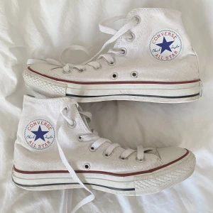 Converse  - Äkta converse skor (köpta 2012). Väl använda men fortfarande i relativt bra skick 🤍🤍
