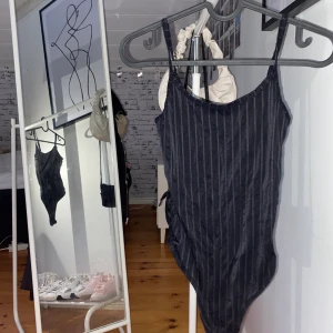 Body  - Svart body från BikBok  🖤✨ endast använd en gång 