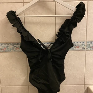 Baddräkt från hm, storlek 36 - Väldigt fin baddräkt som bara är använd 1 gång, så den är i bra skick. Frakt ingår ej💚