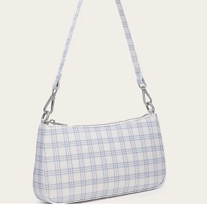 Väska - Söt handväska från shein.Säljer då den förtjänar någon som använder den mer än jag.Köpt för ca 100 kronor + frakt,buda i kommentarerna!!❤️