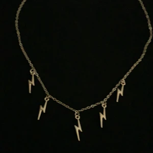 Halsband med Blixtar - Aldrig använt!💕🌸 Superfint halsband till allt