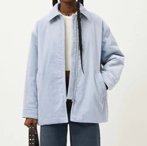 Tara short cord jacket weekday - Helt ny jacka från Weekday. Aldrig använd! Säljs fortfarande, köpt förra veckan, ÄLSKAR den. (Säljer endast pga pengaknas). Superbekväm! Nypris 700kr. Strl XS, men jag brukar vanligtvis ha M. Köparen står för frakt💖