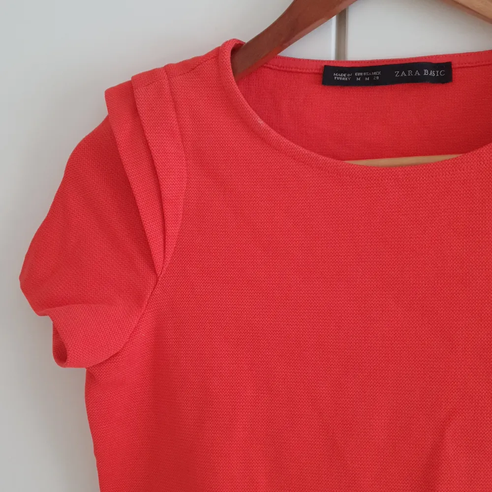 Fin röd orange färg med detaljer på axlarna.. T-shirts.
