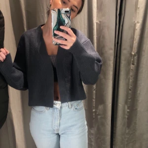 Kofta från zara  - Jättefin kofta från zara som är helt oanvänd. Inte fått ett tillfälle till att använda den. Den är i storlek small och är i en jättefin grå färg. Buda från 100kr eller köp direkt för 150kr 💘💘💘