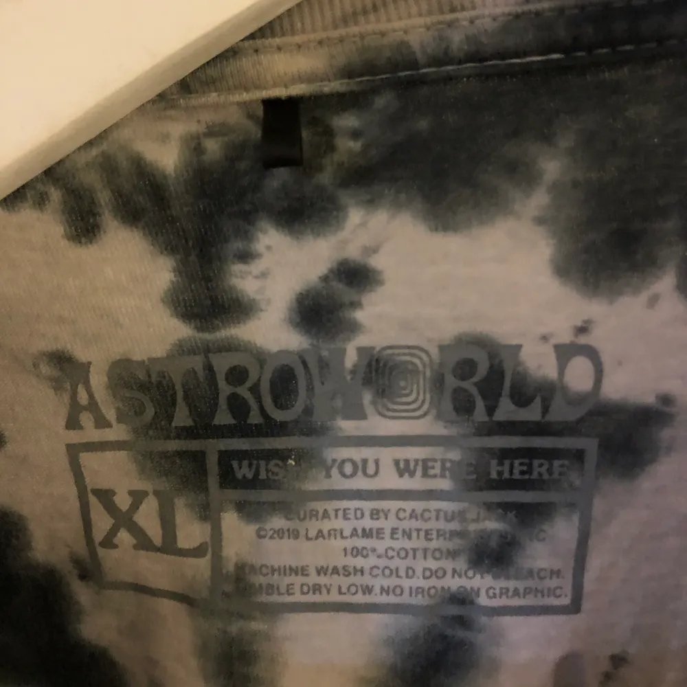 Säljer astroworld t-shirt, äkta. Inte använd många gånger, fint skick. Har M i vanliga fall och den sitter bra på mig oversize ✨ köparen står för frakten. (Nypris 1000-1200kr). T-shirts.