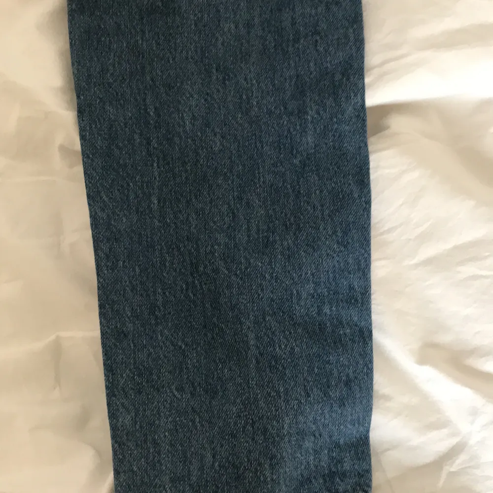 Säljer dessa mörkblåa jeans från Ginatricot i storlek 34. Jeans & Byxor.