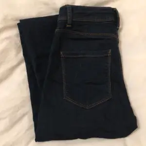 Jättefina mörka jeans i skön skinny-modell! Super stretchig byxa från Veromoda, storlek XXS. Säljer för 100kr + frakt. Kontakta mig för mer info💕
