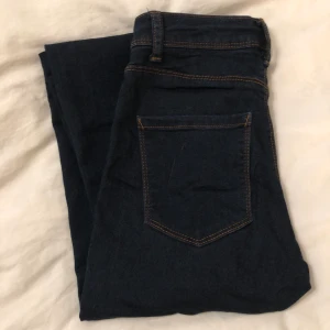 Jeans Veromoda  - Jättefina mörka jeans i skön skinny-modell! Super stretchig byxa från Veromoda, storlek XXS. Säljer för 100kr + frakt. Kontakta mig för mer info💕