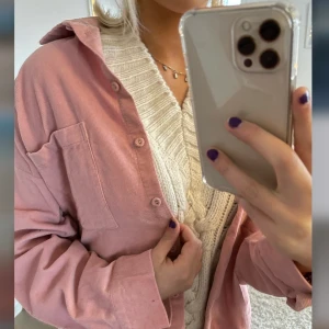 Manchester jacka - Rosa Manchester jacka perfekt till våren! Aldrig använd - prislapp kvar💗