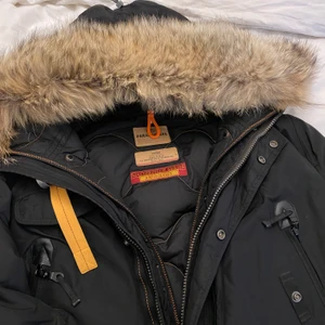 Parajumpers Righthand Parka  - *Säljer åt min pojkvän* Jackan är sparsamt använd och är i ett väldigt bra använt skick. Självklart äkta! Kan kollas upp i butik här i Göteborg då kvittot saknas. Den är i storlek L Herr.  