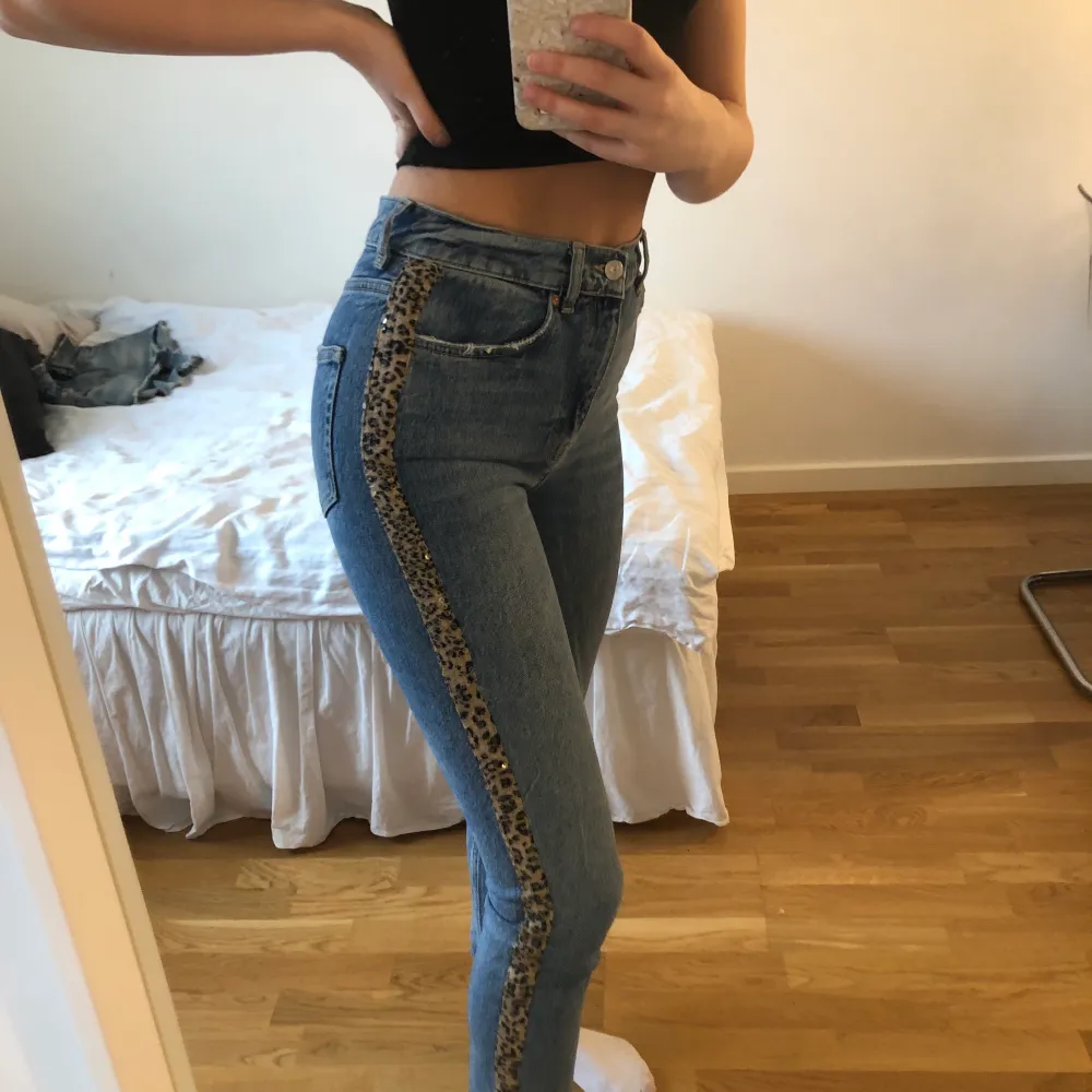 Jeans med leoparddetalj.. Jeans & Byxor.