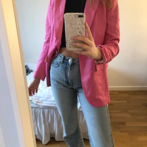 Rosa blazer - Rosa blazer från H&M, aldrig använd. Storlek 36 men är lite overzized så passar XS och M också beroende på hur man vill att den sitter.