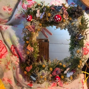 Mosskonst, svampar, ametister, fjärilar, blommor - Jag dekorerar tråkiga gamla saker,speglar,lådor vad du än vill till något liknande detta. Ni kan skicka saker ni vill få gjorda till mig, eller så visar jag förslag på vad jag har klart eller kan göra och skickar till er skriv ett meddelande för mer info!!