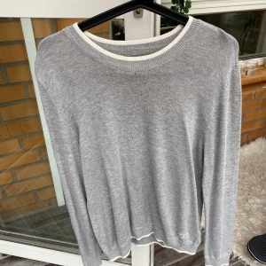 Gråtröja - Gråtröja från lager 157 i storlek S, säljer för 50kr. Kan mötas upp i Helsingborg/Båstad men även frakta. Står ej för kostanden av frakt. Endast swich🤎