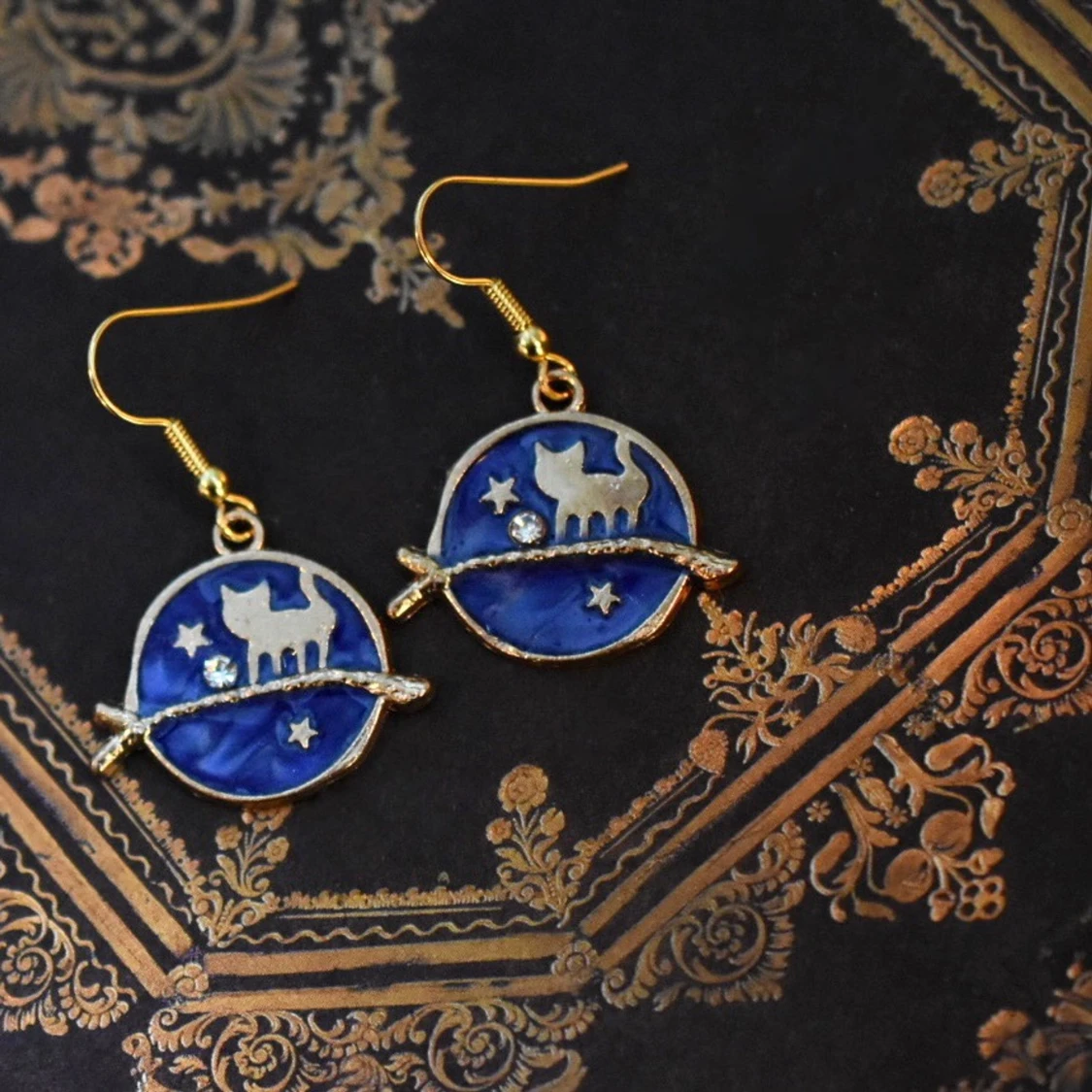 Örhängen med kattberlock