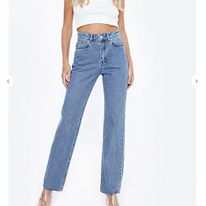 Raka blåa jeans - Säljer dessa då jag köpte för stor storlek. Aldrig använda, prislapp kvar!! Skriv om du vill ha egna bilder på byxorna😋 storlek 36.