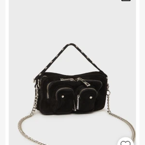 NuNoo väska - Jättefin väska från NuNoo i modellen Helena New Suede. Tyckt om och använt en del men är i mycket fint skick. Endast metallen på spännena som syns på bilden som oxiderat lite.  Perfekt storlek att ha på sig hela tiden där man får plats med mobil med mera💛 