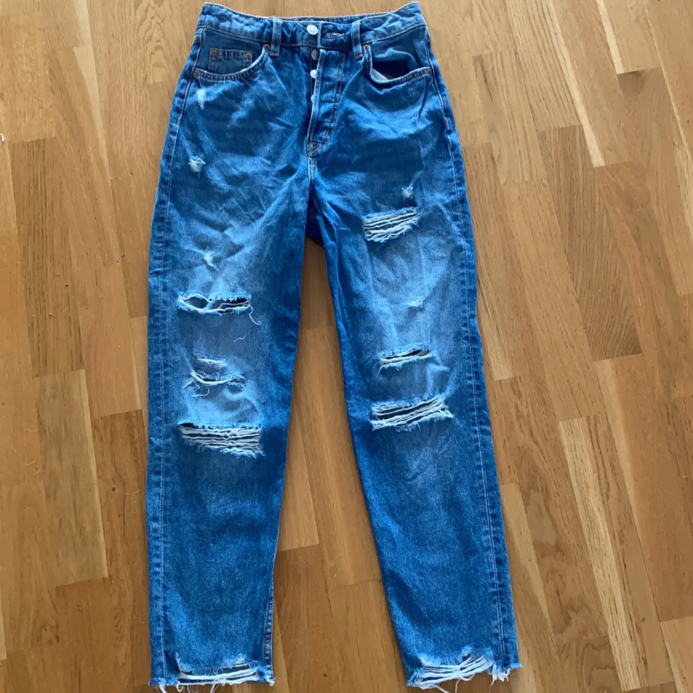 Ett par blåa jeans som är för små!❤️ Buda gärna i kommenterna eller privat. . Jeans & Byxor.