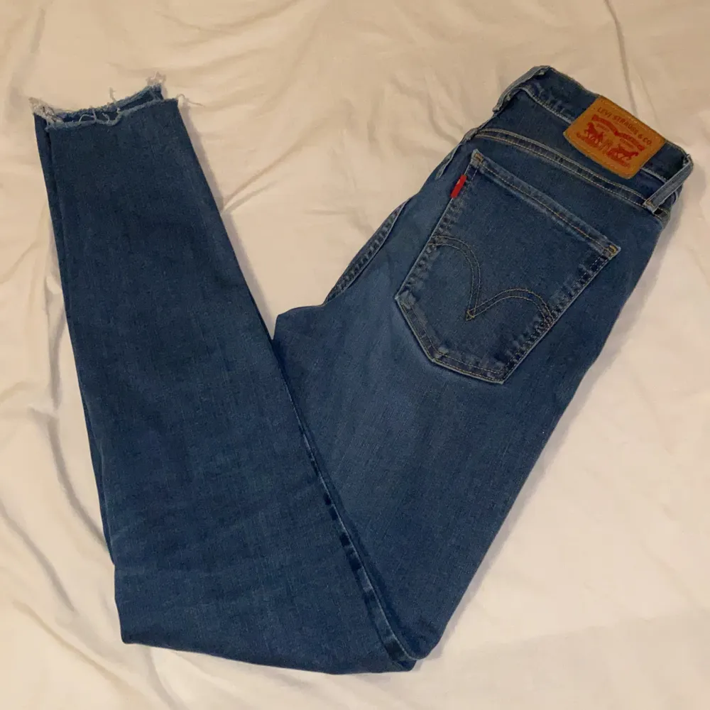 Levis mörkblå mile high super skinny jeans. Köpt från JC. Säljes pga ingen användning.. Jeans & Byxor.