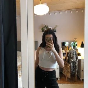 Vit tröja med snörning xs - Vit topp med snörning, i bra skick