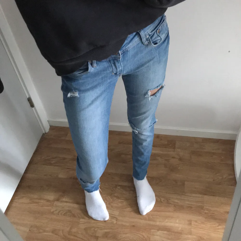 Ett par ljusblåa lågmidjade jeans med hål i från H&M Meningen att färgen ska vara lite smutsblå och väldigt sköna. . Jeans & Byxor.
