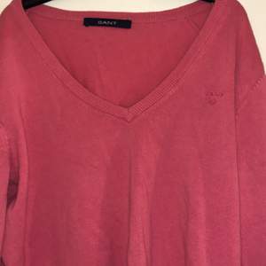 Säljer en rosa gant tröja för 100kr! Storleken är M men passar L oxå! 100kr+ frakt!