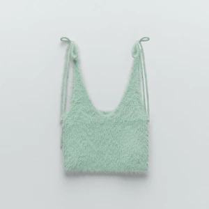 Zara topp - Grönt linne i super mysigt material från zara. Köpt för ett tag sedan men används aldrig. Nyskick. Köparen står för frakt! Skicka gärna ett meddelande om du vill ha fler bilder eller har några frågor!