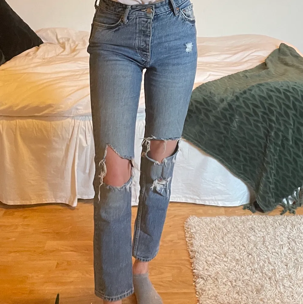 Säljer dessa fina jeans då de inte är min stil längre och jag vill ha mer plats för annat!🥰 frakt ingår ej!. Jeans & Byxor.