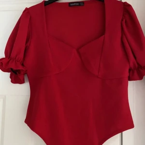 Röd bodysuit - Röd body från Boohoo. Aldrig använd pga för stor. Storlek: M. Pris 60kr
