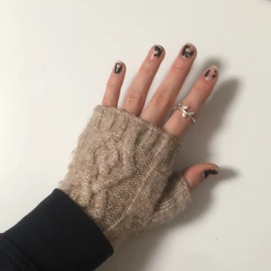 Långa ull vantar - Jag säljer dessa coola trendiga beiga vantar (kan även sälja i ljusgrå)! Jag säljer för att de inte kom till andväbdning!! Super varma o sköna och sticks inte alls!!👌🏽🤩🙌🏽😫💞💞💞BUDA I KOMMENTARENA!!!!!!