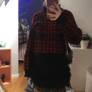 Stickad tröja - Säljer denna super fina och mysiga stickade tröjan som är så sjukt snygg och cool!! As nice material❤️🙌🏽🤩 är i en liten M men passar mig som är xs-s (lite oversised för mig) 