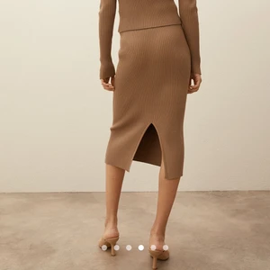 Kjol✨🐻 - Ny och oanvänd kjol köpt för 199kr (säljer tillhörande topp och kofta, se profil