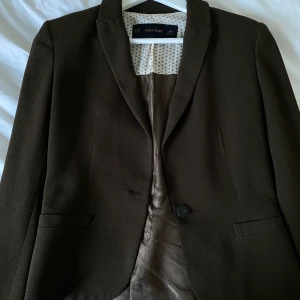 Fin kavaj 🤎 - Säljer en fin kavaj från Zara Basic. Färgen är en blandning mellan mörk grön och brun. Lite axelvaddar också. Så fin! 🤎 Betalningen sker via swish och köparen står för frakten 🙏🏽