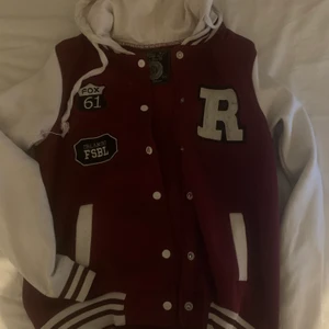 Miss 21 kofta i str M  - Säljer denna sjukt snygga kofta som jag köpte från second hand och den är från Miss 21 i str M. Säljer den för 170kr och kan mötas upp i Stockholm annars står köparen för frakten ! 