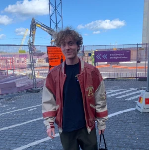 Trendig baseball jacket i läder - Hej! Säljer min baseball jacka i läder format, skick ses på bilden.                                                                           STARTBUD:200.          Jag är 172.