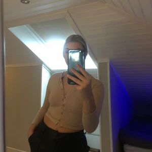 beige kort tröja med knappar - beige kort tröja från missguided i storlek 34. aldrig använd så i bra skick. köparen står för frakt 🤍