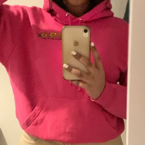 Rosa hoodie från Monki i str M - Super fin rosa hoodie från Monki i str M , säljer för 120kr och kan mötas upp i Stockholm annars står köparen för frakten! 