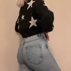 Mom jeans - Snygga momjeans från gina🦋⭐️⚡️. Säljer på grund av att de är lite stora.jag är 165 och de slutar snyggt över ankeln i lösare passform. Vill bara bli av med de då det är dumt att de inte används! Tar alla bud över 100kr. ⚡️⚡️