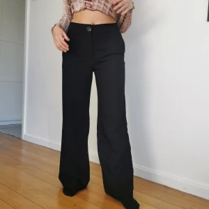 Svarta kostymbyxor - Jättefina svarta kostymbyxor från Mango som tyvärr är för stora för mig☺️ förhandlingsbart pris! 