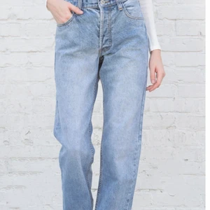Raka jeans med låg midja - Raka långa jeans från Brandy Melville☺️ Säljer då de är för stora för mig:( Har använts väldigt lite och det finns inga slitningar eller fläckar! Storleken är S men skulle tro att de är en W26-27 och L32-34. Köparen står för frakten:)