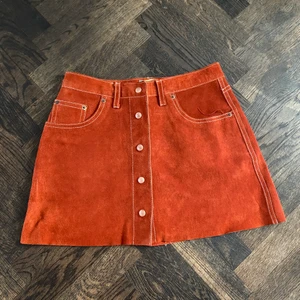 Vintage Diesel mocka set - Säljer min mammas vintage mocka set från Diesel. Kjolen är rätt liten i storlek ( skulle gissa att den är i S ) och skulle passa någon med smal midja. Jackan skulle jag nog säga att den är i S. Det är väldigt bra skick. Ser helt oanvänt ut. 