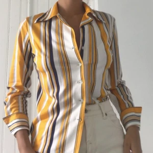 skjorta retro - Säljer denna retro-skjorta som jag köpt på tise då den tyvärr inte var min stil. Bilderna är lånade