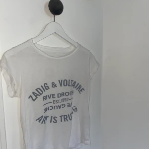T shirt - Snygg och sprarsamt använd Zadig & Voltaire t shirt, stl XS. Köparen står för frakten💕