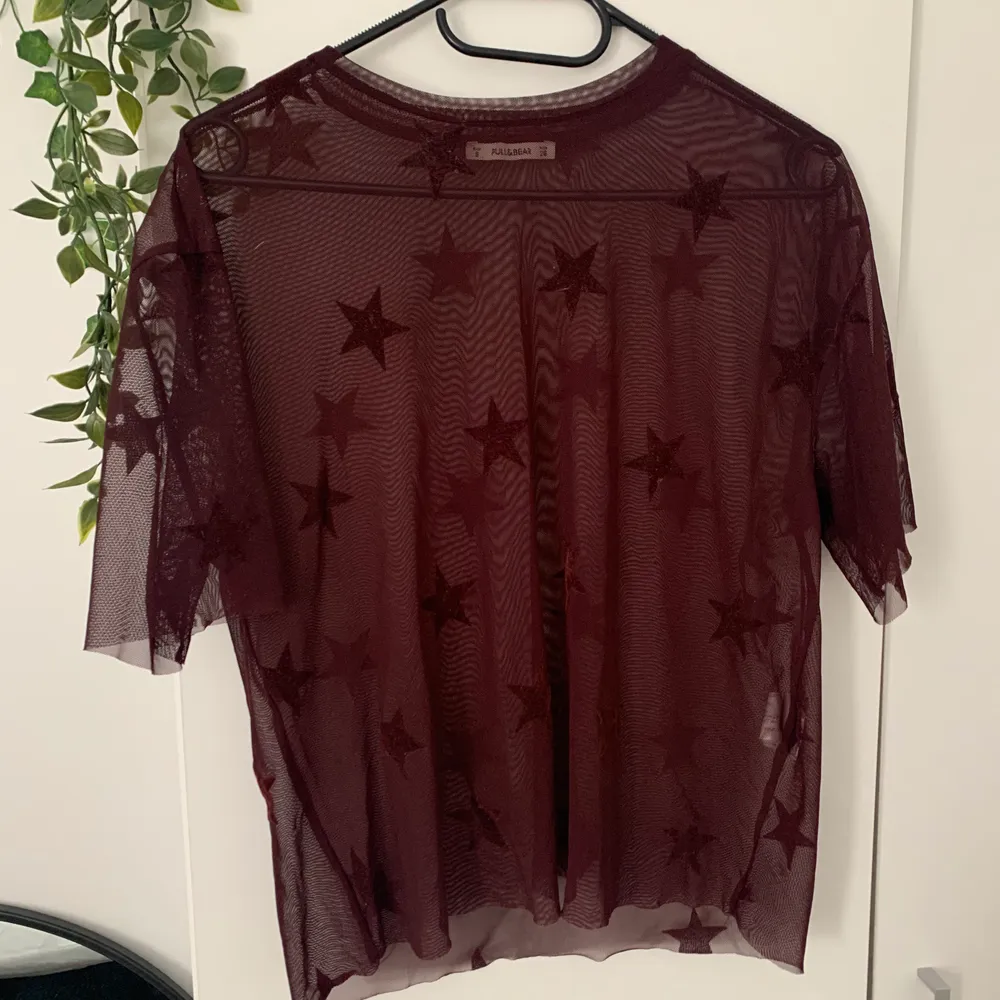 Säljer en röd mesh t-shirt från pull & bear. Väldigt bra skick. Frakten ingår inte i priset!🍓. T-shirts.